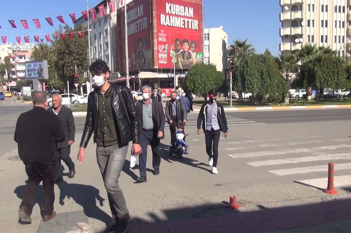 Açık alanda sigara içme yasağına ilk gün tam olarak uyulmadı Açık alanda sigara içme yasağına ilk gün tam olarak uyulmadı